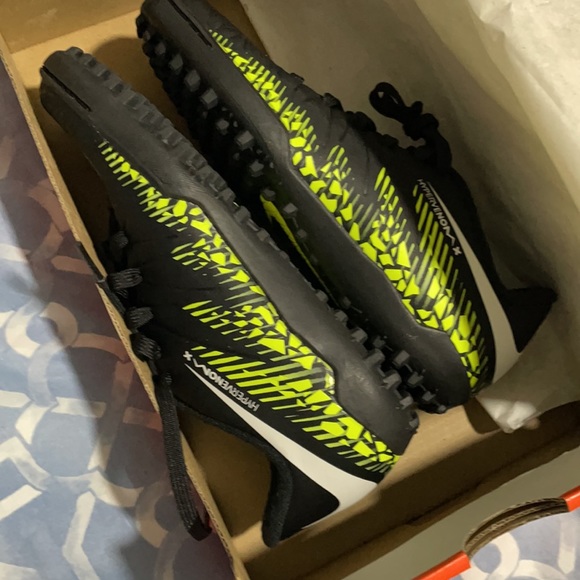 (Sold)Nike boy soccer ⚽️ shoes - Picture 3 of 8